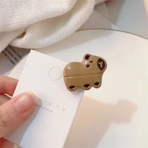 Gros plan détail de pince à cheveux mignonne dessin animé sur carte, style doux frange.