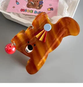 Detalle de pinza de pelo de oso carey, pinza de tiburón de acrílico con pequeño colgante rojo.