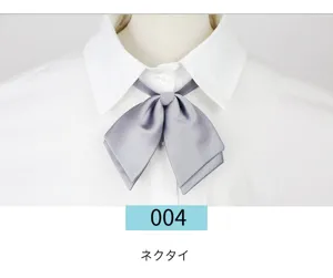 Toma detallada del lazo corbata de cuello uniforme JK gris con acabado texturizado fino.