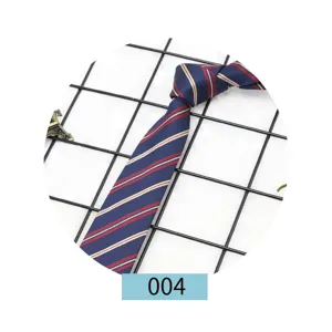 Cravatta a righe in stile britannico classico per uniforme scolastica e accessori.