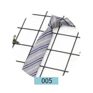 Cravatta a righe in stile britannico per uniforme scolastica, accessorio per studenti chic.