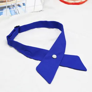 Vista detallada de la corbata cruzada azul para uniforme JK, con tela fina y botón.