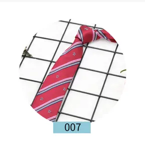 Cravatta JK a righe rosse dettaglio, accessorio classico in stile scolastico per camicia.