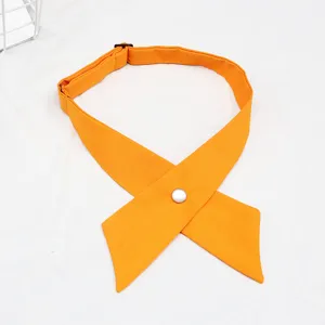 Vista detallada de pajarita cruzada JK naranja, accesorio de cuello para uniforme.