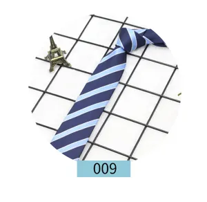 Primo piano dettagliato della cravatta JK a righe blu scuro con motivo diagonale azzurro.