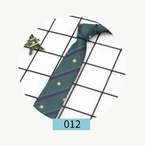 Cravatta a righe verdi in stile britannico con stemma ricamato, ideale per uniformi scolastiche.