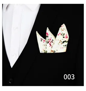 Detalle de pañuelo de bolsillo floral para hombre, elegante accesorio de traje formal.