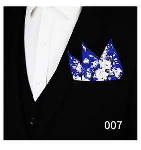 Detalle en primer plano de un panuelo de bolsillo floral azul para hombre.