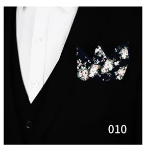 Elegante pañuelo de bolsillo floral para hombre, detalle de traje azul marino clásico.