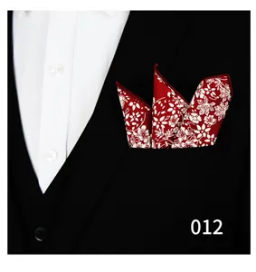 Vista detallada de un pañuelo de bolsillo floral rojo para hombre en traje negro.
