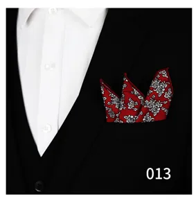 Vista detallada de un pañuelo de bolsillo floral rojo, elegante accesorio traje hombre.