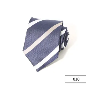 Dettaglio di cravatta da uomo con motivo a righe diagonali classiche e trama di qualità.