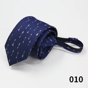Primo piano dettagliato di una cravatta con zip da uomo blu scuro con motivo a frecce bianche.