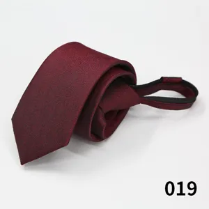 Dettaglio cravatta con zip da uomo d'affari, cravatta bordeaux da 6 cm pratica e veloce.