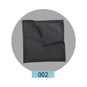 Detalle de panuelo de bolsillo negro clasico para traje de hombre elegante 22x22cm