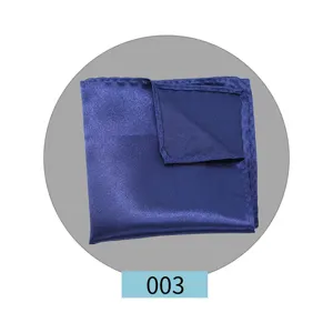 Vista detallada del pañuelo de bolsillo azul liso, accesorio elegante para traje.