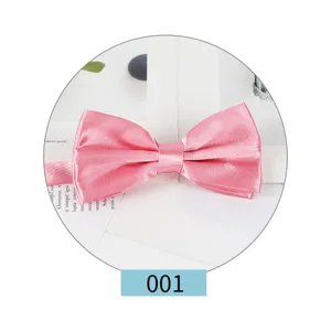 Primo piano dettagliato dell'elegante papillon in raso rosa, che mostra tessuto e trama.