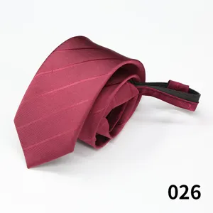 Dettaglio di una cravatta con cerniera bordeaux a motivi, che mostra la trama e la zip comoda.