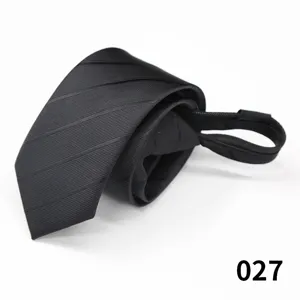 Dettaglio cravatta con cerniera nera uomo primo piano, cravatta affari slim 6cm larghezza.