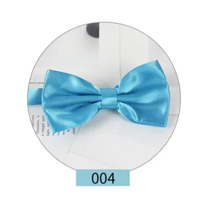 Dettaglio di farfallino in raso tinta unita, elegante cravatta blu per abiti formali.