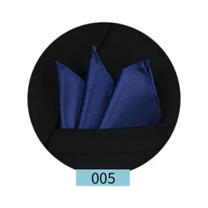 Hombres azul satén pañuelo de bolsillo traje detalle primer plano accesorio moda
