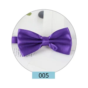 Primo piano dettagliato di un papillon in satin viola tinta unita per abiti formali.