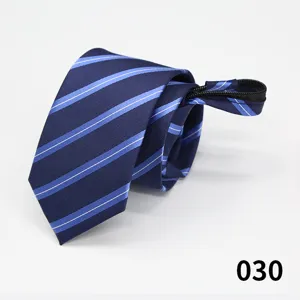 Primo piano della cravatta blu a righe, con ottima trama del tessuto e pratica chiusura a zip.