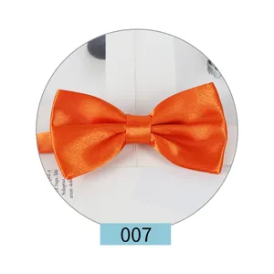 Dettaglio tessuto papillon in satin arancione per accessorio abito da sposo uomo