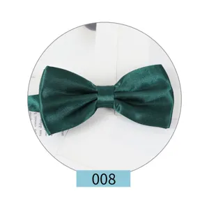 Papillon verde in raso per uomo, elegante accessorio da sposa e per abito formale.