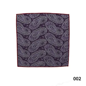 Vista detallada del pañuelo de bolsillo paisley morado con borde rojo oscuro.