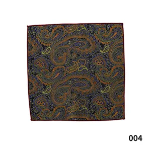 Vista detallada de un pañuelo de bolsillo con estampado paisley vintage y tela elegante.
