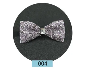 Dettaglio farfallino con strass scintillanti, elegante cravatta a farfalla viola.