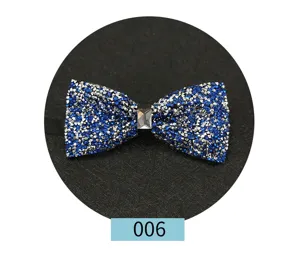 Primo piano dettagliato del farfallino in strass blu, design in cristallo per uomo.
