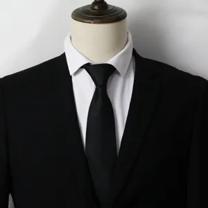 Gros plan d'une cravate noire classique à rayures sur une chemise blanche, photo de détail.