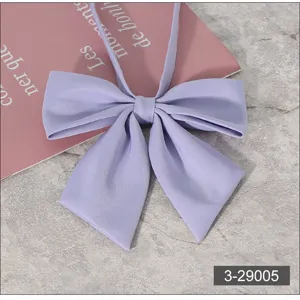 Vue détaillée du nœud papillon JK violet clair, col pointu unicolore pour femmes.
