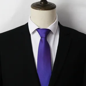 Vue détaillée de la cravate d'affaires violette pour homme avec chemise et costume.