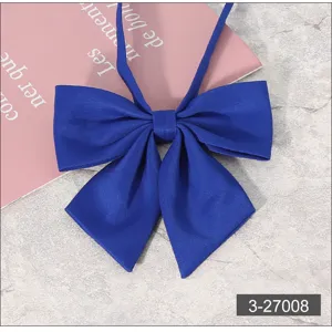 Vue detaillee du nœud papillon uniforme JK bleu fonce, avec un design de coin pointu.