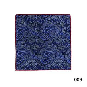 Pañuelo de bolsillo azul con estampado paisley y borde rojo. Detalle vintage clásico.