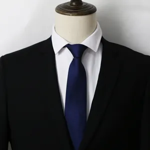 Vue détaillée d'une cravate d'affaires bleu marine classique avec chemise et costume.