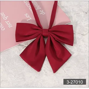Détail de nœud papillon JK rouge vin, accessoire de ruban de col pointu pour femmes.