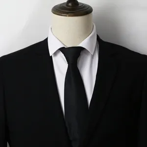 Vue détaillée de la cravate noire classique pour hommes, mettant en valeur la texture du tissu.