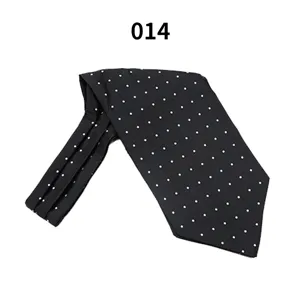 Detailansicht der eleganten schwarz-weißen gepunkteten Herren-Business-Krawatte.