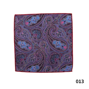 Vista detallada de panuelo de bolsillo vintage para hombre con estampado paisley muy colorido.