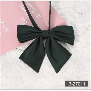 Nœud papillon uniforme JK vert foncé gros plan, détail d'accessoire fleur de col pointu