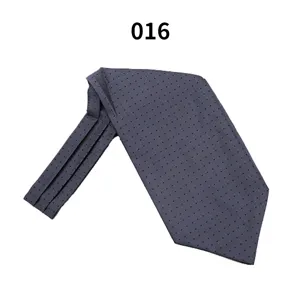 Nahaufnahme eines dunkelgrauen Herrenteils mit feinem Mikro-Punkte-Jacquard-Muster.