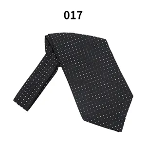 Schwarze Krawatte Detailansicht mit Punkten, klassisches Jacquard Halstuch für Herren.
