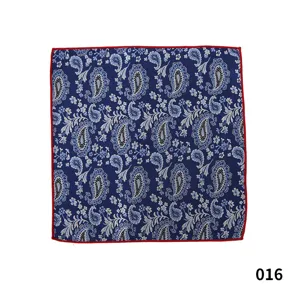 Vista detallada de la pañoleta de bolsillo para hombre con clásico patrón paisley y borde rojo.