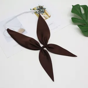 Detail de gros plan cravate poisson rouge uniforme JK marron, ruban de col avec sangle blanche.