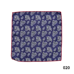 Pañuelo de bolsillo azul con estampado paisley y borde rojo, accesorio vintage hombre.