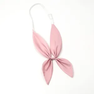 Détail de cravate d'uniforme JK oreilles de lapin rose, sangle élastique et boucle réglable.